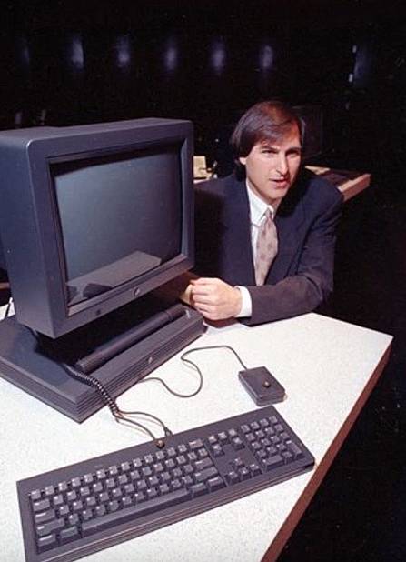 Steve Jobs a jeho prototyp počítače ve firmě NeXt. 