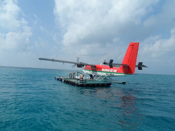 Bez použití hydroplánu se z Malé daleko nedostanete. Přistání uprostřed oceánu je zážitek.
