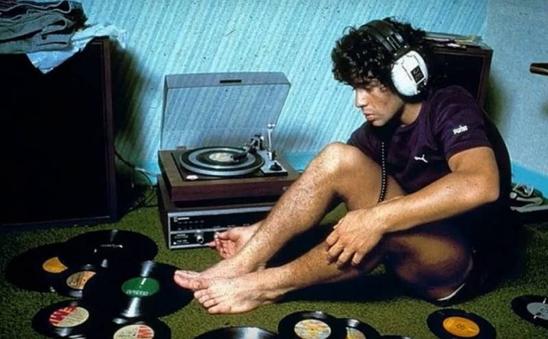 Diego Maradona, jeden z nejlepších fotbalistů světa při poslechu hudby. Co asi poslouchá? 