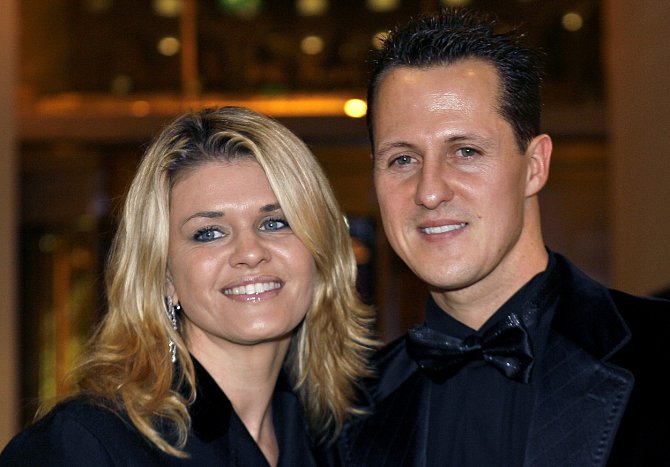 Píše se 29. prosince 2013 a Michael Schumacher utrpí na lyžích ve francouzských Alpách závažné zranění hlavy. Od té chvíle nastane informační embargo, které si vyžádala jeho manželka Corinna.