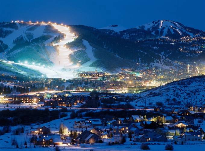 Nádhera! Noční Park City s osvětleným Mountain Resortem v pozadí. Někdy jediná fotografie poslouží jako nejlepší pozvánka.