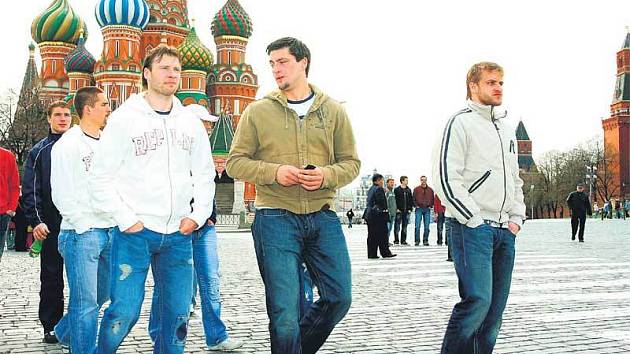 K chrámu Vasilije Blaženého vyrazili včera čeští hokejisté, výpravu vedou (zleva) Tenkrát, Platil a Marek.