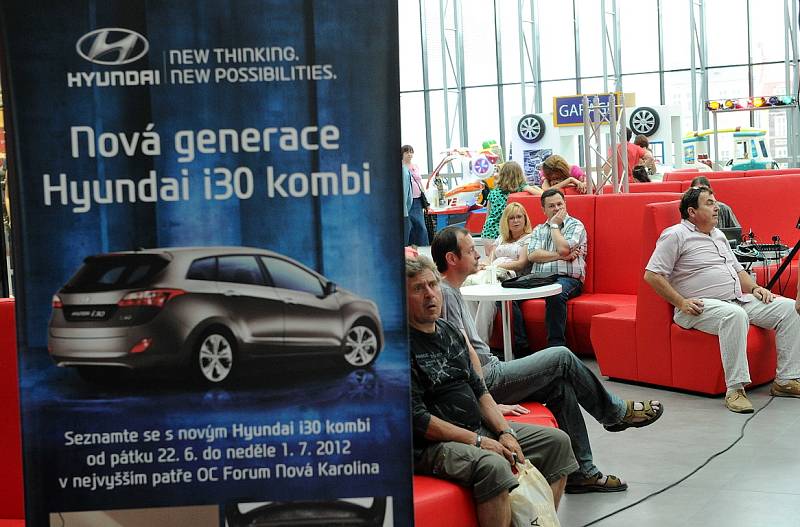 Taneční skupina Beat-Up v pátek odpoledne svým živým vystoupením odhalila novou chloubu nošovické automobilky Hyundai v obchodním centru Forum Nová Karolina.