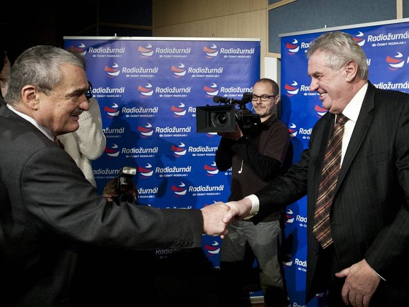 Prezidentští kandidáti Karel Schwarzenberg a Miloš Zeman ve studiu Českého rozhlasu Radiožurnálu v Praze.