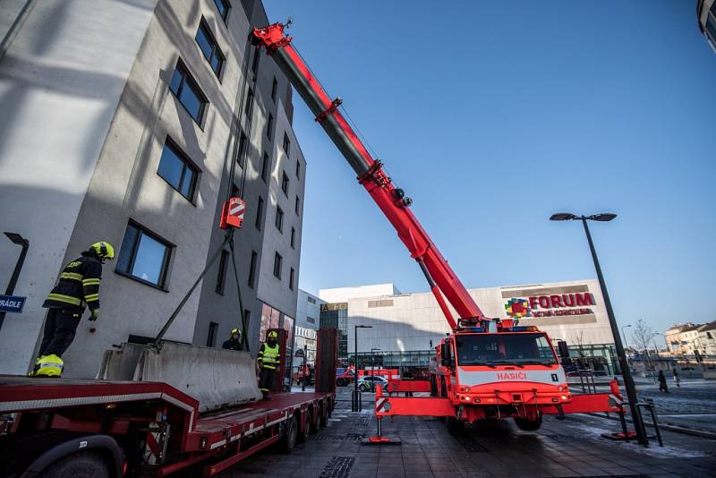 Obchodní centrum Forum Nová Karolina chrání betonové zátarasy. 