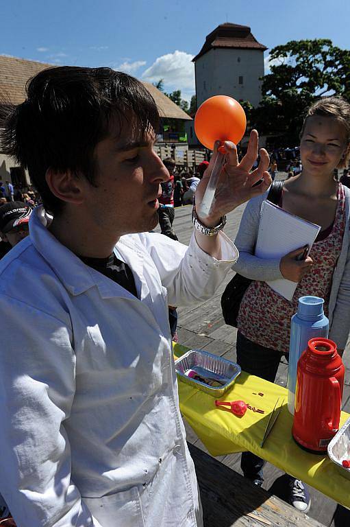 Kouzla a čáry ve středu předváděli na Slezskoostravském hradě mladí chemikové svým ještě mladším kolegům ze základních škol.