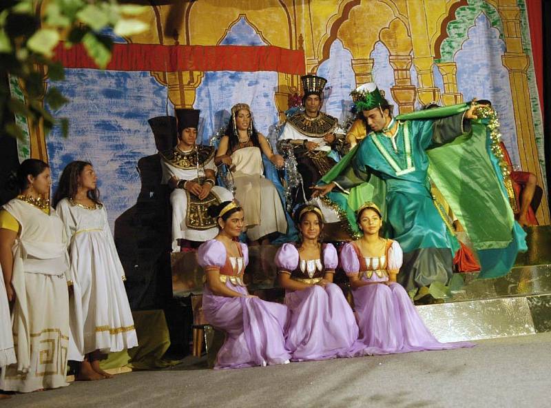 Legendu o zakletých romských princeznách a jezerním králi předvedl veřejnosti na prknech kulturního domu v Michálkovicích soubor dvaaosmdesáti romských herců, složený především z dětských protagonistů