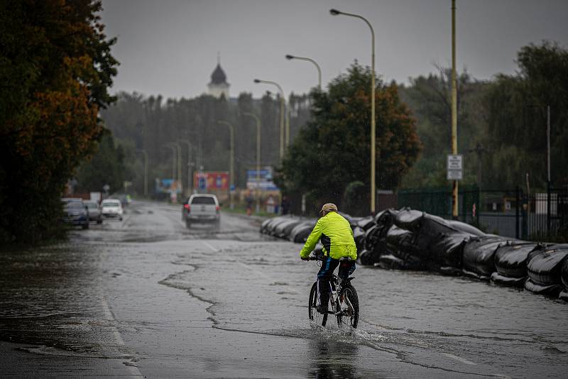 Protipovodňové zábrany odvádí vodu z jezera Štěrkovna, 16. října 2020 v Hlučíně.