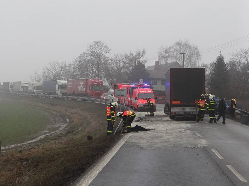 Vážná dopravní nehoda v pátek 8. března zablokovala komunikaci I/11 mezi Ostravou-Porubou a obcí Velká Polom. 