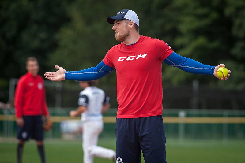 Arrows Fest 2018 v Ostravě-Porubě nabídl exhibiční zápas hokejistů Vítkovic, baseballistů Arrows Ostrava a amerických fotbalistů Steelers Ostrava.