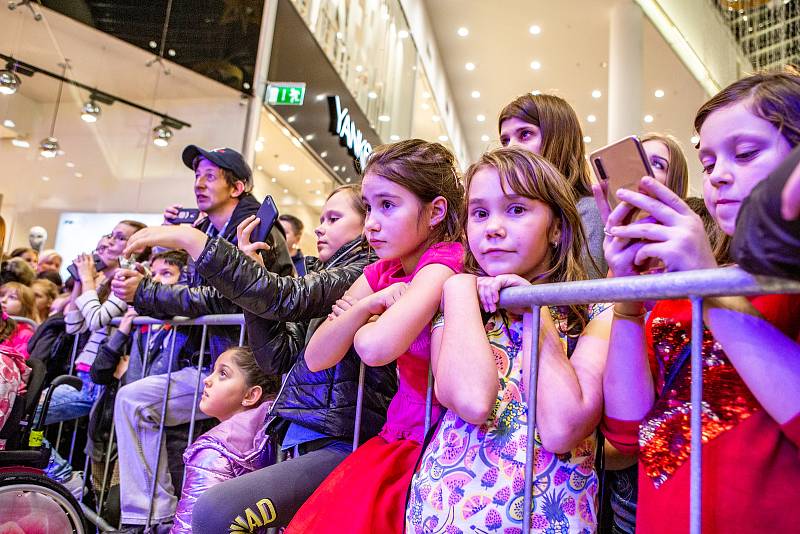 Ewa Farna rozsvítila vánoční strom v obchodním centru Avion Shopping Park, 16. listopadu 2019 v Ostravě.