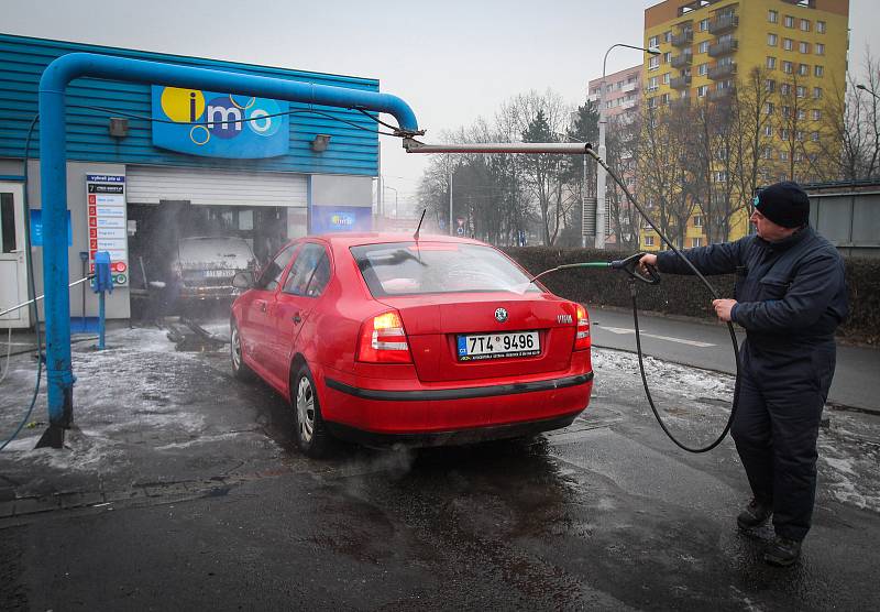 Automyčka. Řidiči využili teplejšího počasí k umytí svého auta po dlouhých mrazech od soli.