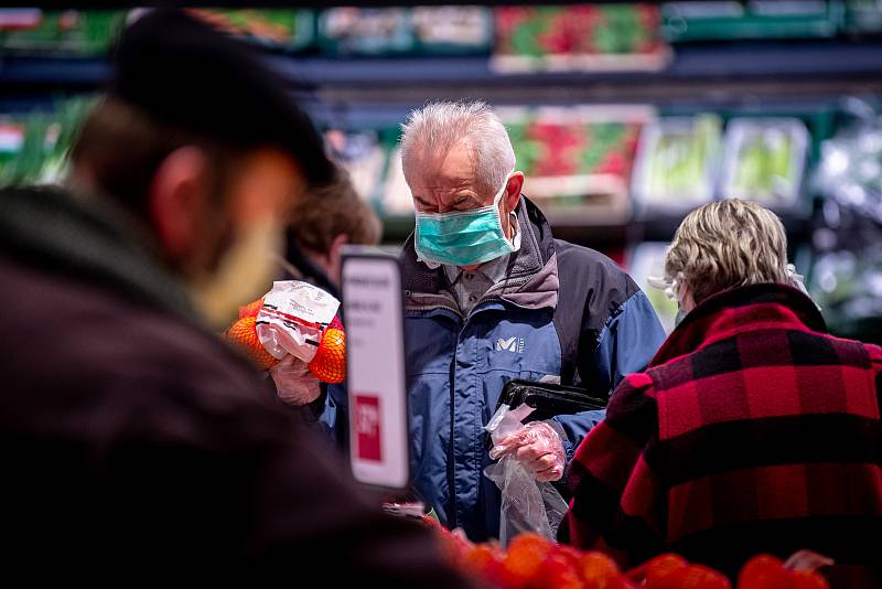 Senioři při nákupech v supermarketu Globus v Ostravě.