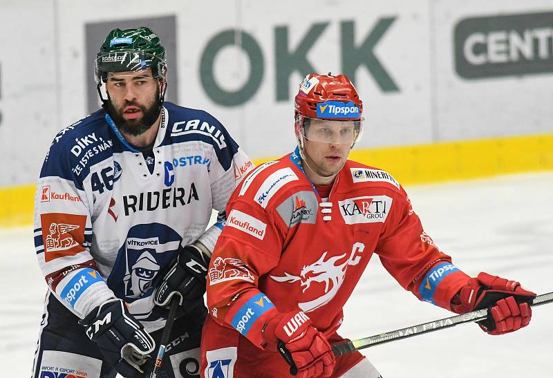 Roman Polák z Vítkovic a Petr Vrána z Třince - 29. kolo Tipsport Extraligy HC VÍTKOVICE RIDERA - HC Oceláři Třinec, 26. prosince 2020 v Ostravě.