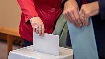 Volební místnost (okrsek č. 19022) na ZUŠ Edvarda Runda v Slezské Ostravě, 2. října 2020 v Ostravě. V Česku se 2. a 3. října konají volby do krajských zastupitelstev a první kolo voleb do třetiny Senátu.