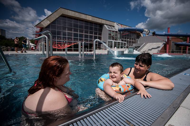 První návštěvníci ve středu, necelou hodinu po otevření, vyzkoušeli nové koupání v rekonstruované venkovní části krytého bazénu v Ostravě-Porubě.