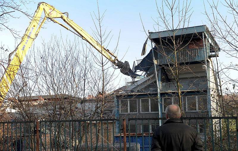 Slavný zábřežský stadion definitivně mizí z mapy. Čtyřicetiletá hlavní tribuna jde k zemi. Vyroste tu aquapark.