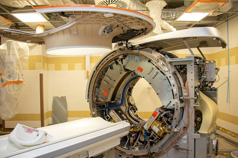 Ve FN Ostrava dokončili instalaci nového CT skeneru SOMATOM Force od firmy Siemens, který je výjimečný tím, že disponuje dvouzdrojovým systémem, a spolu s 4D zobrazováním a Dual Energy CT umožní získání vysoce kvalitního zobrazení.