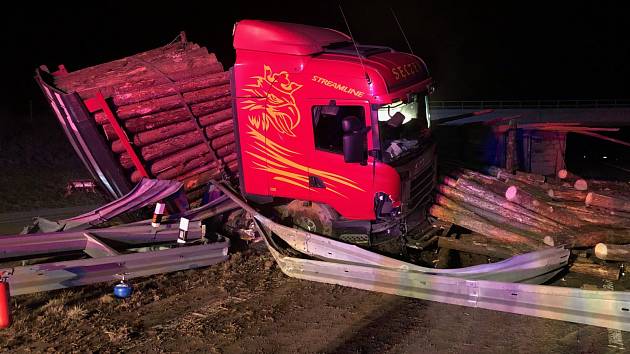 V pátek ráno došlo na dálnici D1 na 338. kilometru ve směru na Olomouc a dále na Brno, v katastru Velkých Albrechtic, k dopravní nehodě polského kamionu Scania. Dálnice byla uzavřená, provoz se znovu podařilo obnovit po 13. hodině. 