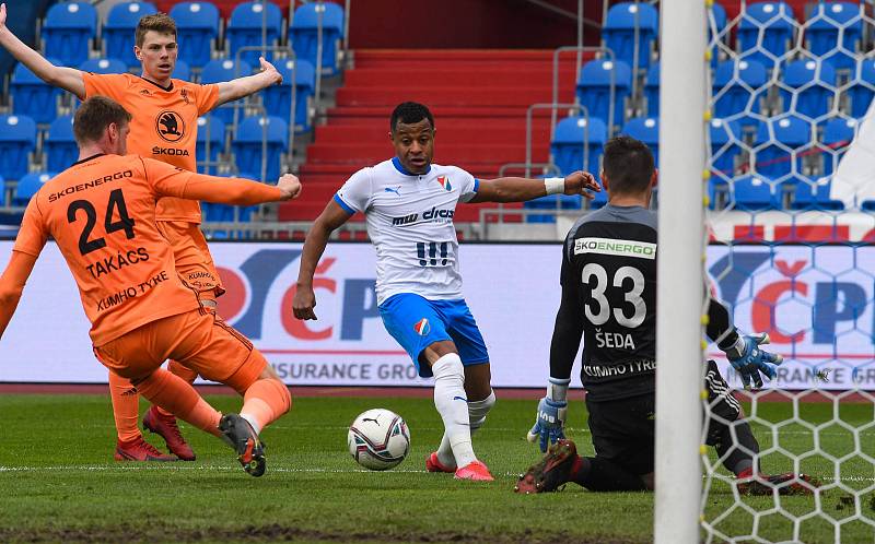 Fotbalisté Baníku Ostrava (v modro-bílém) v duelu 28. kola FORTUNA:LIGY s Mladou Boleslaví (2:1). Zakončuje záložník Dyjan Carlos de Azevedo.