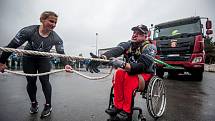 Den rekordů, na kterém handicapovaný kulturista Daniel Minster utáhl na invalidním vozíku nákladní automobil Tatra (do vzdálenosti 252cm).