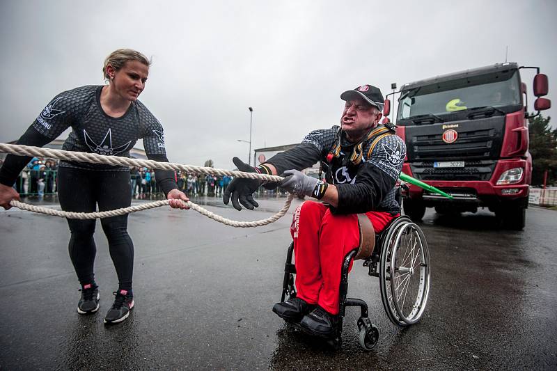 Den rekordů, na kterém handicapovaný kulturista Daniel Minster utáhl na invalidním vozíku nákladní automobil Tatra (do vzdálenosti 252cm).