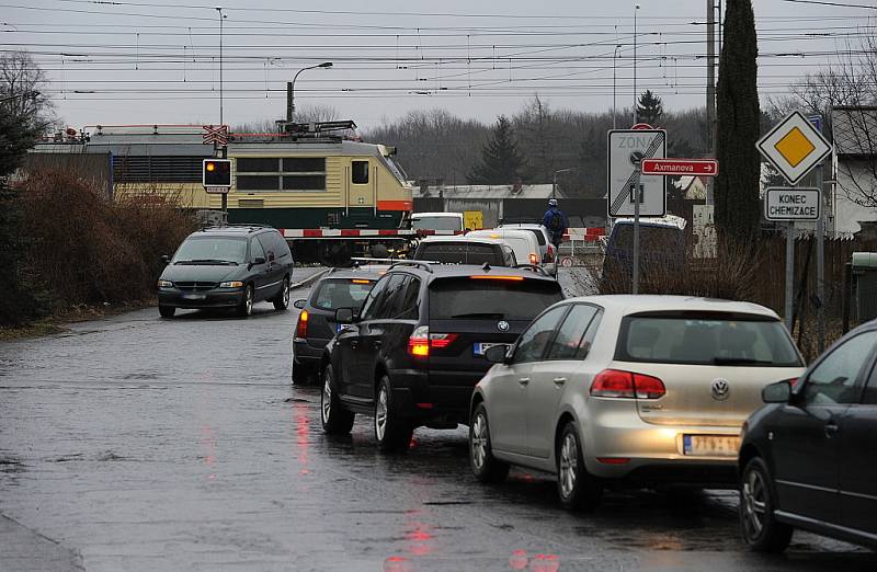 Kolony aut, tvořící se nyní v ulici Bratří Sedláčků, trápí obyvatele této svinovské lokality.