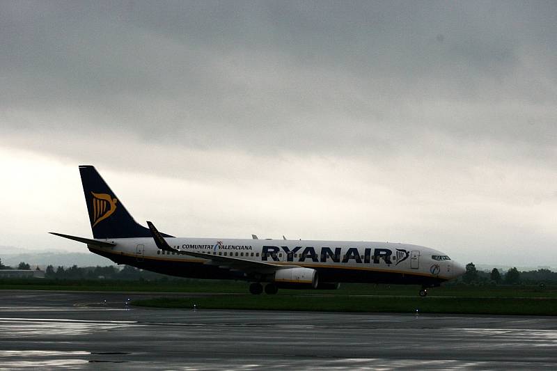 První let z Ostravy do Londýna. Pravidelná linka společnosti Ryanair bude do Londýna létat třikrát týdně.