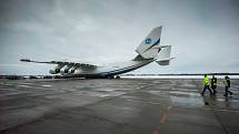 Největší nákladní letadlo světa AN-225 Mrija přistálo na ploše ostravského letiště v Mošnově.