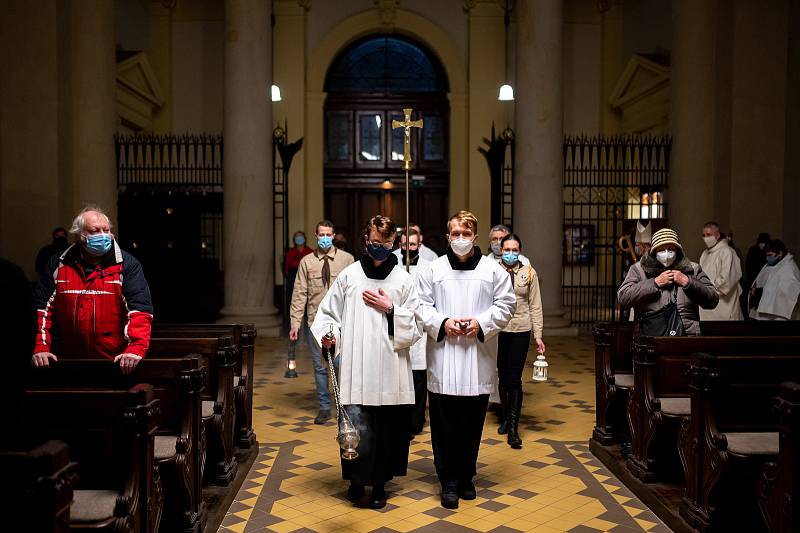 Noční pontifikální mše sv. v katedrále Božského Spasitele. Celebrantem bohoslužby byl biskup Martin David. 24. prosince 2020 v Ostravě.