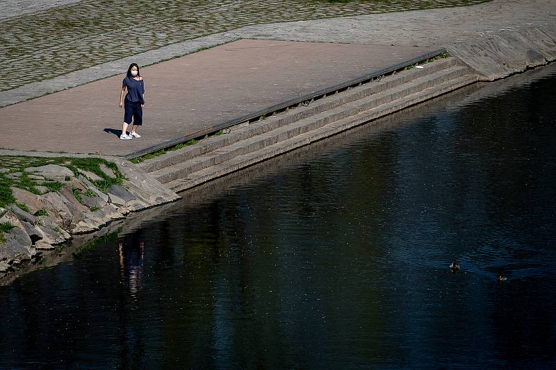 Natáčení speciálního streamu baletu NDM v rámci projektu Divadlo pod rouškou 9. dubna 2020 v Ostravě. Yu Matsumoto (Japonka) - vlastní choreografie Příroda (listí, stromy, řeka) nám dává sílu překonat karanténu a projít těžkým obdobím.