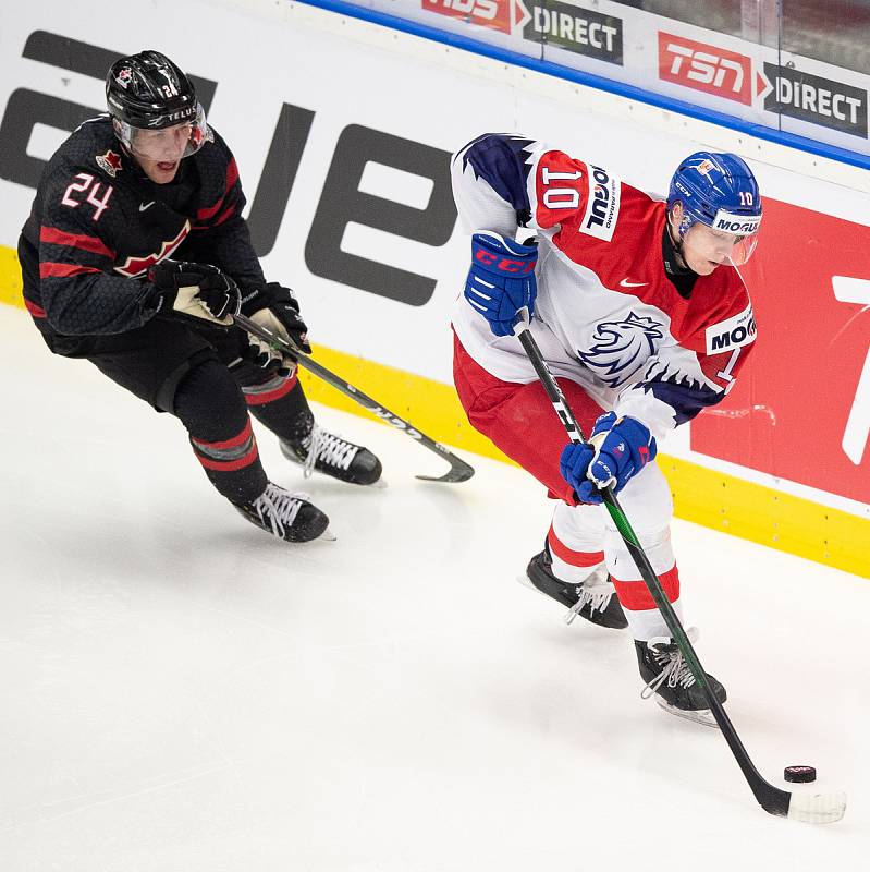 Mistrovství světa hokejistů do 20 let, skupina B: Kanada - ČR, 31. prosince 2019 v Ostravě. Na snímku (zleva) Ty Smith a Matej Pekar.