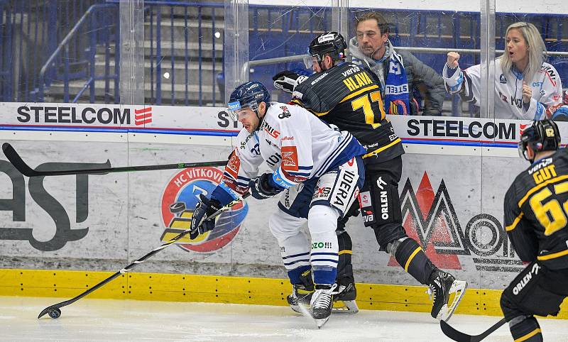 Utkání 40. kola hokejové extraligy: HC Vítkovice Ridera - HC Litvínov, 22. ledna 2023, Ostrava. (zleva) Vojtěch Lednický z Vítkovic a Nicolas Hlava z Litvínova.