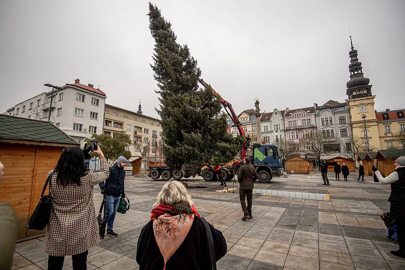Příjezd vánoční strom na Masarykovo náměstí, 23. listopadu 2022, Ostrava.