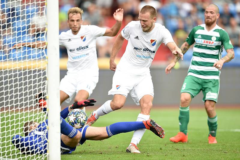 Utkání 5. kola první fotbalové ligy: FC Baník Ostrava - Bohemians 1905 , 10. srpna 2019 v Ostravě. Na snímku gól na 2:1 (zleva) brankář Bohemians Roman Valeš a Martin Šindelář.