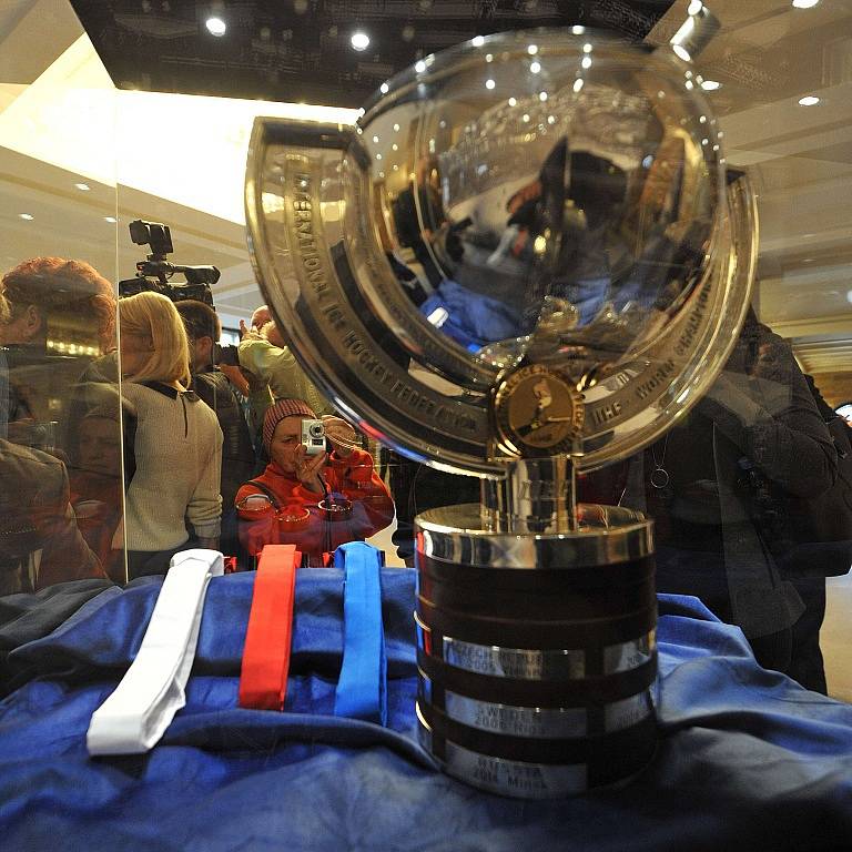 Ve foyer ostravské Nové radnice je od středy vystaven pohár pro mistry světa v ledním hokeji a rovněž sada medailí pro nejlepší týmy šampionátu, který se v květnu odehraje v Praze a Ostravě.