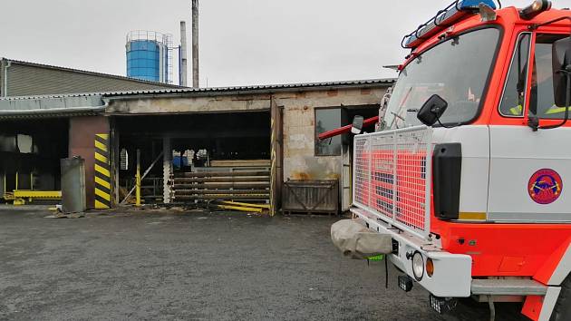 Hasiči zasahovali u požáru haly na zpracování dřeva na Bruntálsku se škodou 20 milionů.