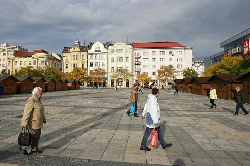 Do Vánoc zbývají sice ještě téměř dva měsíce, na ostravském Masarykově náměstí už ale stojí desítky dřevěných stánků připravených pro vánoční trhy. Využití najdou už brzy. 