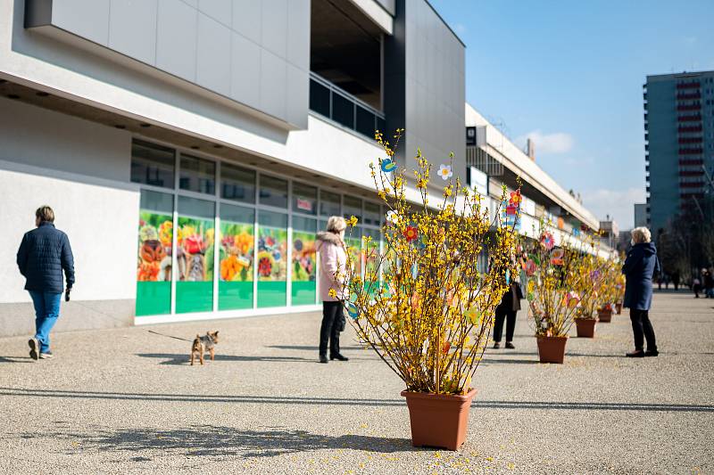 Velikonoční výzdoba na náměstí Ostrava-Jih v Hrabůvce. 2. dubna 2021.