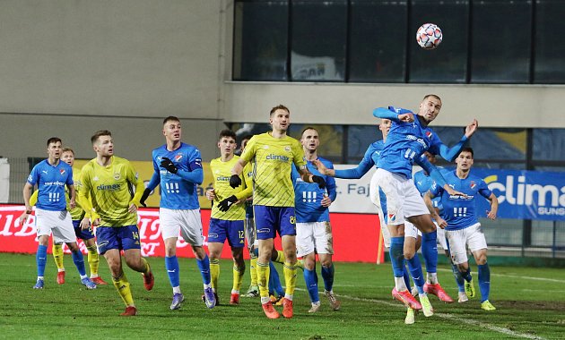 Fotbalisté Baníku Ostrava remizovali ve Zlíně 2:2. Zápas sledoval jen omezený počet diváků.