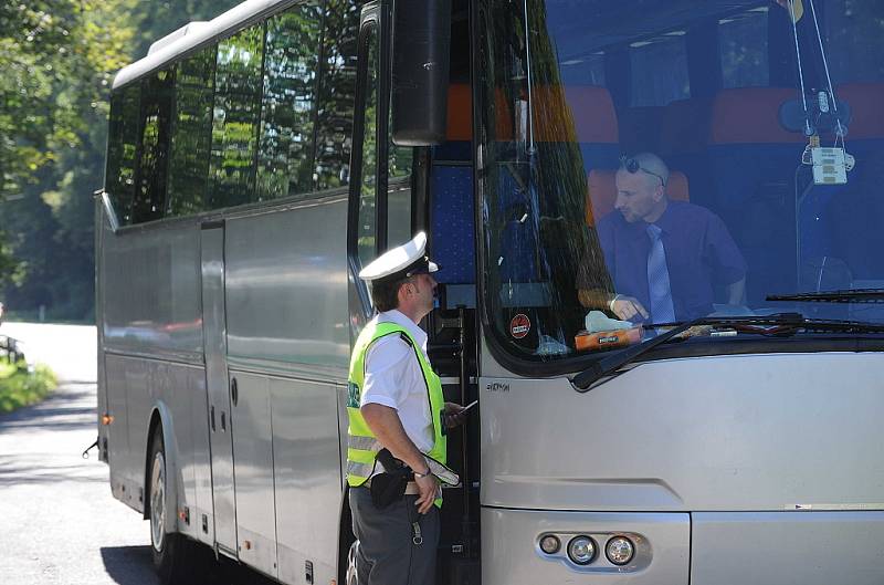 Velkou razii na řidiče autobusů a také pasažéry z řad cizinců provedli v úterý policisté v celé České republice. 