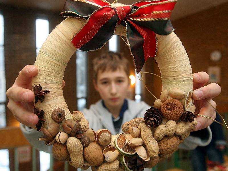 Lidé se přišli v pátek odpoledne svátečně naladit do Základní školy 29. dubna v Ostravě-Výškovicích, kde po celé odpoledne probíhal vánoční jarmark.