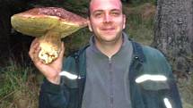 T. Šimko a jeho houbařský úlovek z roku 2013: váha 2 kg, obvod 112 cm.