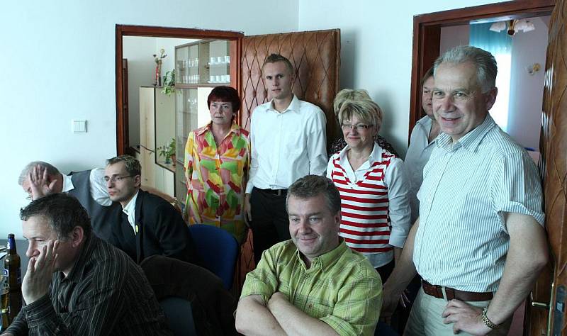 Lidovci sledovali průběh voleb ve svém moravskoslezském sídle na Poděbradově ulici v Ostravě. Krajský šéf Petr Adamec (vpravo) ani ostatní členové KDU-ČSL i přes neúspěch neztratili úsměvy a další naději.