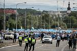 V sobotu ve tři hodiny z Prokešova náměstí vyrazil pochod fanoušků Baníku, kteří pro poslední duel zrušili svůj bojkot domácích utkání.