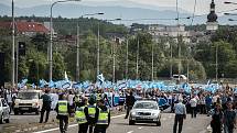 V sobotu ve tři hodiny z Prokešova náměstí vyrazil pochod fanoušků Baníku, kteří pro poslední duel zrušili svůj bojkot domácích utkání.