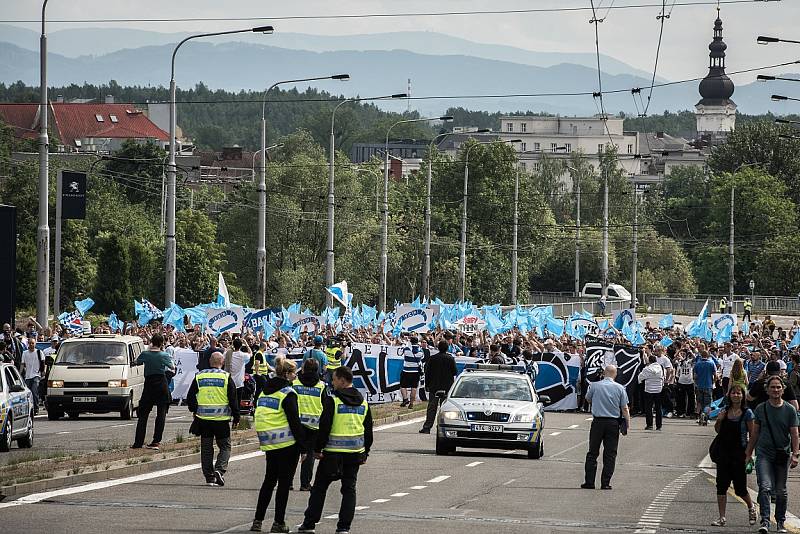 V sobotu ve tři hodiny z Prokešova náměstí vyrazil pochod fanoušků Baníku, kteří pro poslední duel zrušili svůj bojkot domácích utkání.