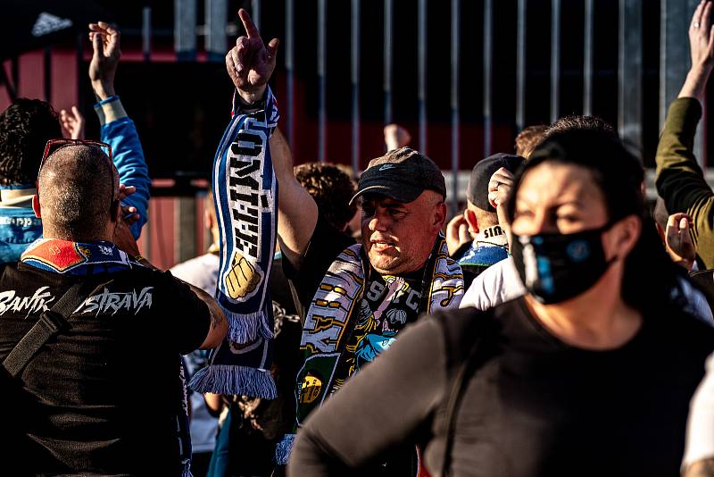 Fanoušci FC Baník Ostrava fandí venku před stadionem kvůli zpřísněným podmínkám spojených s koronavirem. Utkání 27. kola první fotbalové ligy: FC Baník Ostrava - FC Viktoria Plzeň, 3. června 2020 v Ostravě.