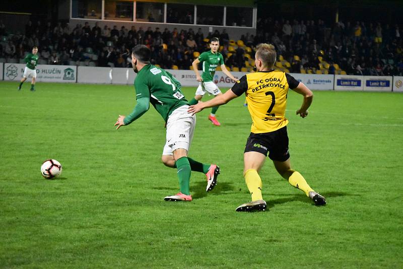 Fotbalisté Petřkovic (ve žluto-černém) při výhře 2:1 v Hlučíně (3. 10. 2020).