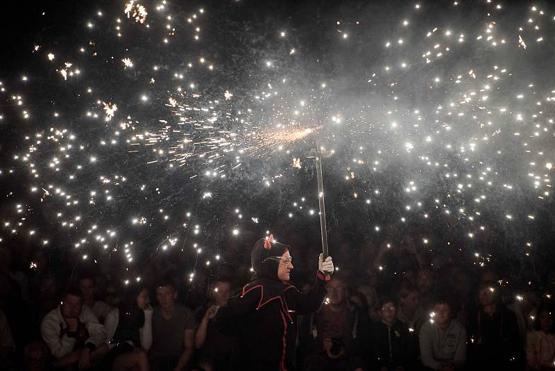 Ohňostroj katalánské kultury, který se konal 1. července 2017 v Ostravě.